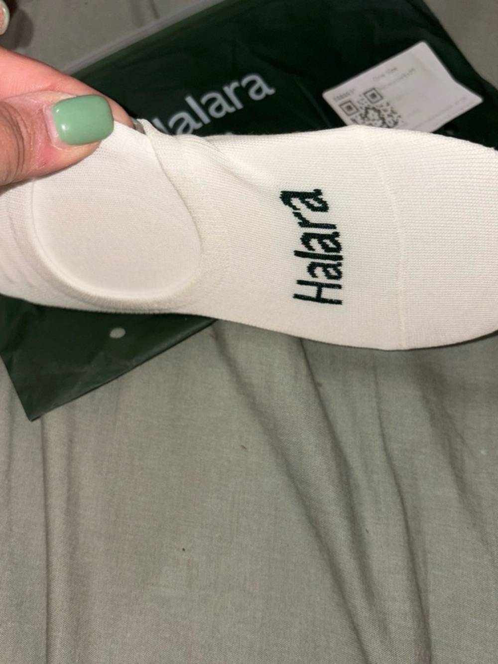 HALARA White Low-Cut womens No-Show Socks with Black Logo